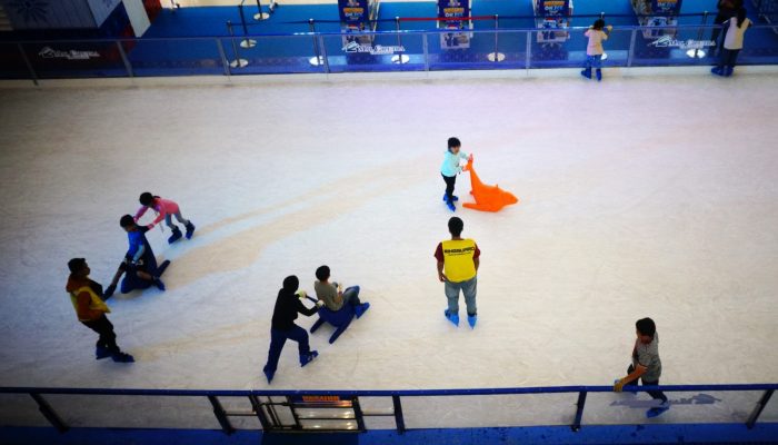 Foto: Sensasi Bermain Ice Sketing di Mall Ciputra Citra Raya