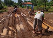 Dampak Tambang Ilegal, Warga Mekarsari Gotong Royong Perbaiki Jalan Rusak