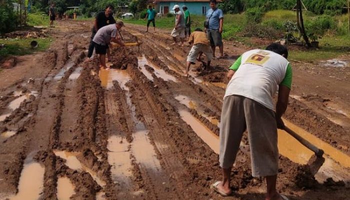 Dampak Tambang Ilegal, Warga Mekarsari Gotong Royong Perbaiki Jalan Rusak