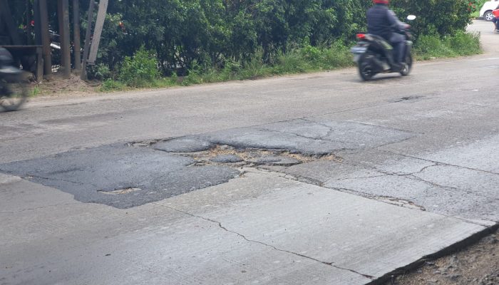 HATI-HATI Lewat Jalur Ciwandan, Banyak Lubang Bikin Bahaya Pengendara