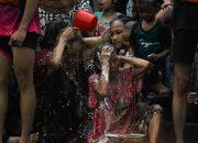 Foto: Sambut Ramadan, Warga Tangerang Keramas Massal di Sungai Cisadane