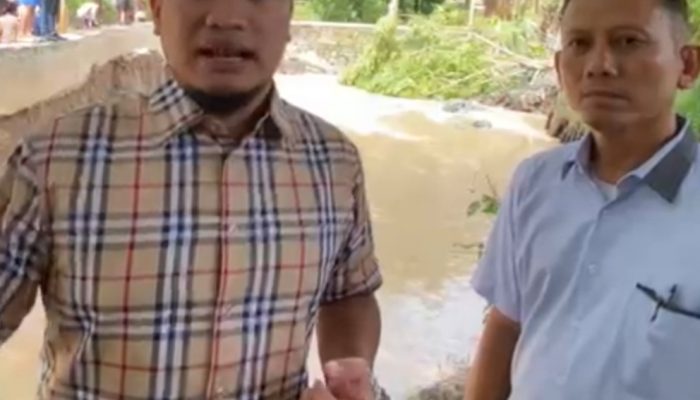 Terjadi Sedimentasi Di Kali Masigit, Wali Kota Terpilih Robinsar Keruk Pake Eksavator