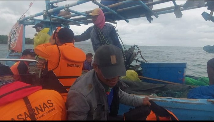 Alhamdullilah, 6 Nelayan Selamat Dievakuasi Basarnas Usai Kapalnya Mati Mesin