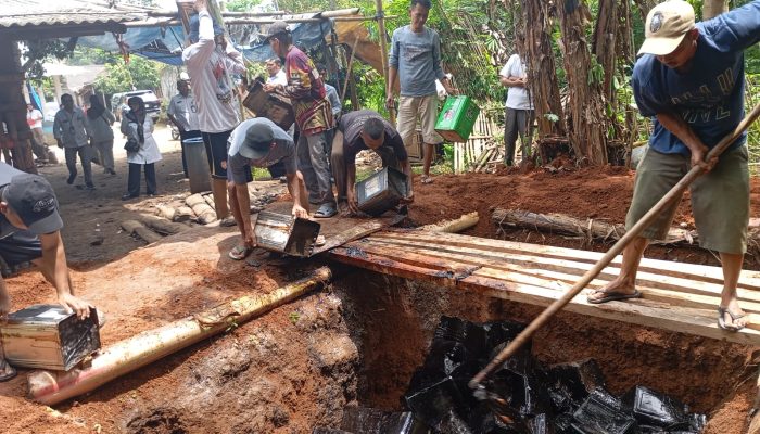 Ratusan kaleng Cincau dan Agar-agar Berformalin Di Kecamatan Petir Dimusnahkan
