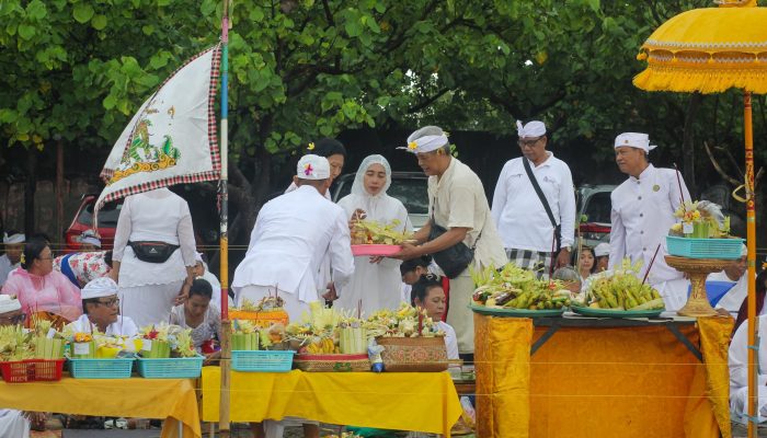 Foto: Upacara Melasti di Pantai Tanjung Pasir