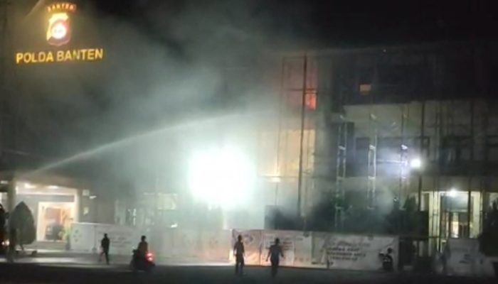 Ruangan di gedung Mako Polda Banten Kebakaran, Damkar dan Water Canon Kendalikan Sijago Merah