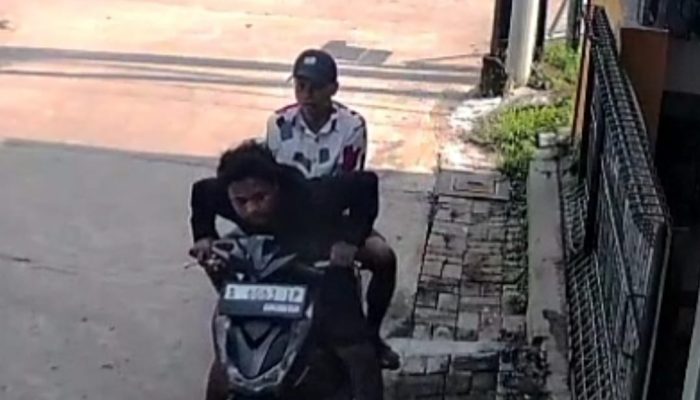 Tak Kenal Waktu, Siang Bolong Dua Orang Nekat Ambil Motor di Perumahan BCA