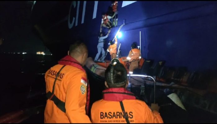 KMP Mutiara Ferindo II Terbakar, Tim SAR Evakuasi Belasan ABK, ini Daftarnya