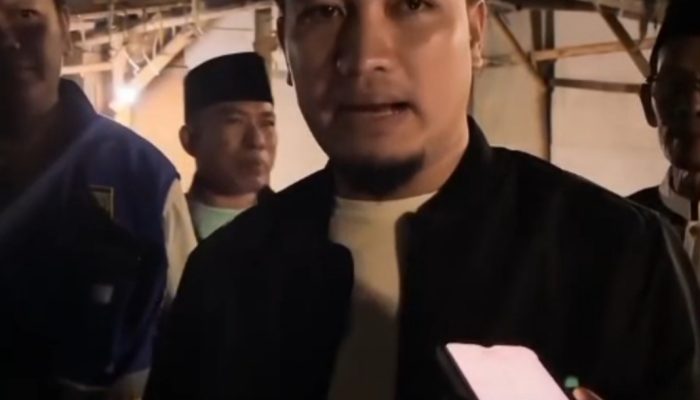 Jalan Rusak di Cilegon Ditanami Pohon Pisang, Wali Kota Robinsar Langsung Aspal Malam Hari
