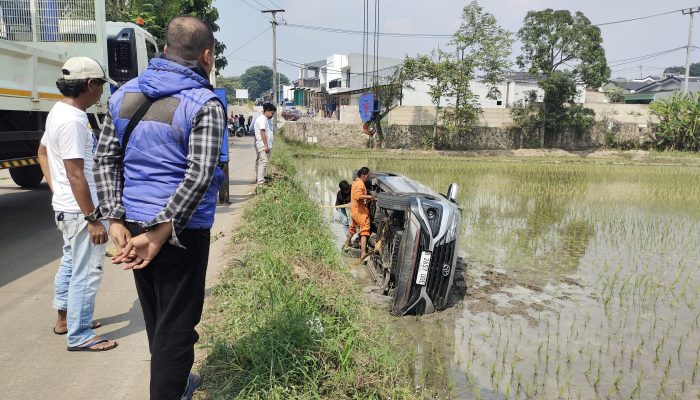 Diduga Hindari Tabrak Motor, Minibus Silver Terbang ke Sawah di Jalan Waringinkurung