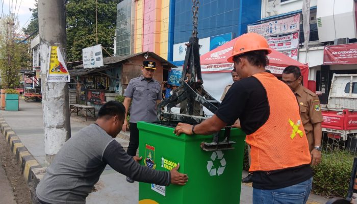Wali Kota Cilegon Robinsar Pasang Bak Sampah Beton Di Trotoar Jalan, Wajah Baru Kota Cilegon