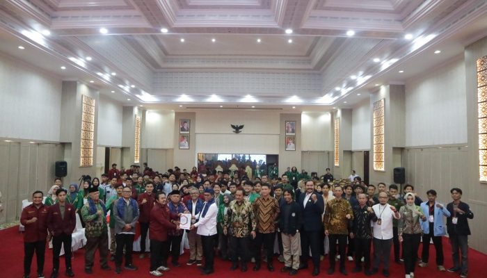 Kukuhkan Pengurus, BEM PTMA III Serahkan Gagasan Pembangunan Banten 2030 ke Andra Soni
