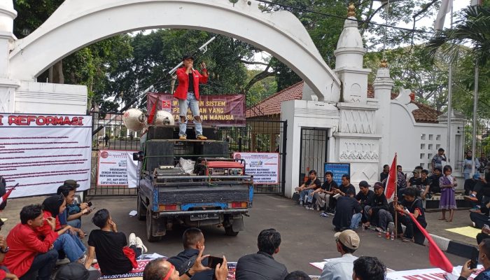 Honor Tuta Ditunggak 6 Bulan, Guru Demo Gubernur Banten di Depan Gedung Negara 