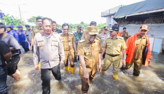 Foto: Gubernur Banten Bersama Walikota Kunjungi Lokasi Banjir