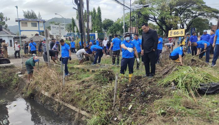 Atasi Banjir Karena Sedimentasi Dewan Saiful Basri Gerak Bersihkan Saluran Air Pake 2 Alat Berat