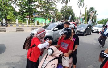 IJTI Cilegon Turun Ke Jalan, Bagikan Merah Putih kepada Pengendara di Lampu Merah ADB