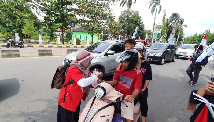 IJTI Cilegon Turun Ke Jalan, Bagikan Merah Putih kepada Pengendara di Lampu Merah ADB