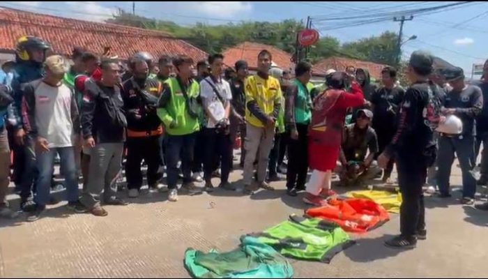 Ratusan Ojol Geruduk Polda Banten, Imbas Insiden Ojol Dilindas Brimob di Jakarta
