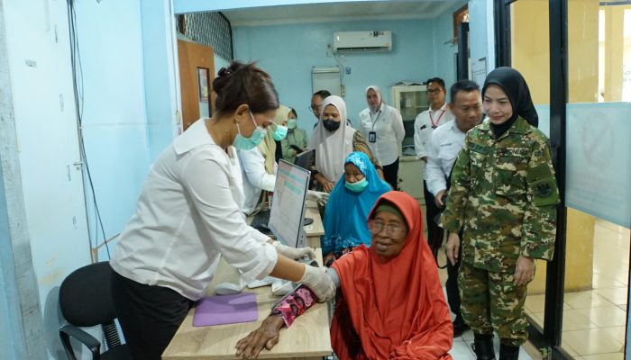Pake Baju TNI, Bupati Serang Sidak Puskesmas Bojonegara
