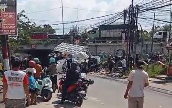Truk Fuso Terjun Bebas Dari Atas Terowongan Kaligandu Serang, Timpa Pickup Hingga Sepeda Motor