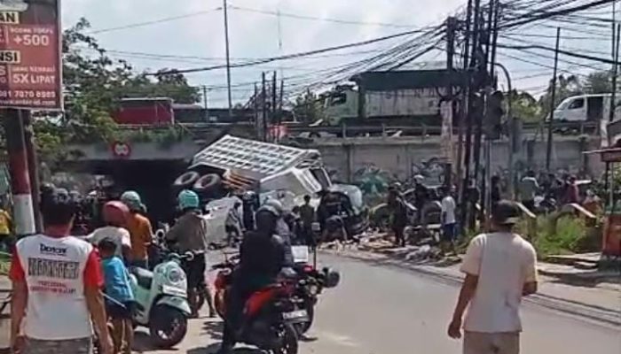 Truk Fuso Terjun Bebas Dari Atas Terowongan Kaligandu Serang, Timpa Pickup Hingga Sepeda Motor