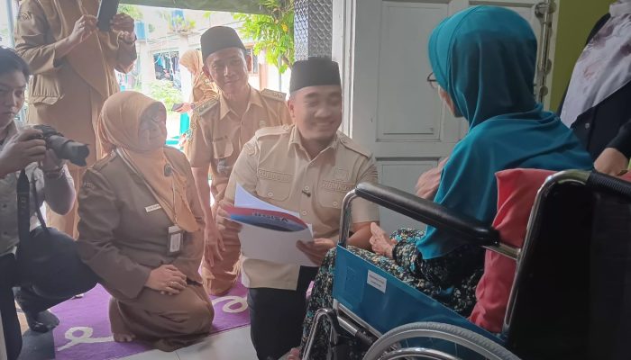 Wali Kota Cilegon Robinsar Berikan Langsung Akte Kematian ke Warga