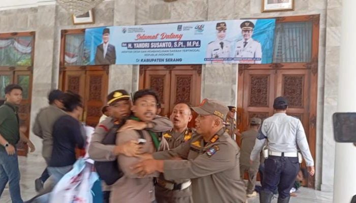 HUT Kabupaten Serang Ke 499 Diwarnai Aksi Ricuh, Mahasiswa Ngotot Temui Bupati