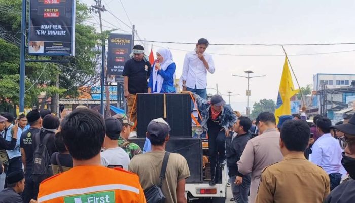 Warga Kramatwatu Blokir Jalan Nasional Serang Cilegon Protes Maraknya Truk ODOL