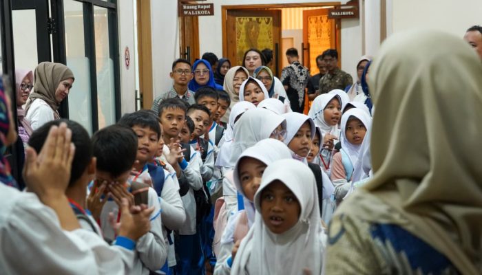Puluhan Anak SD Negeri 2 Cilegon Datangi Kantor Wali dan Wakil Wali Kota