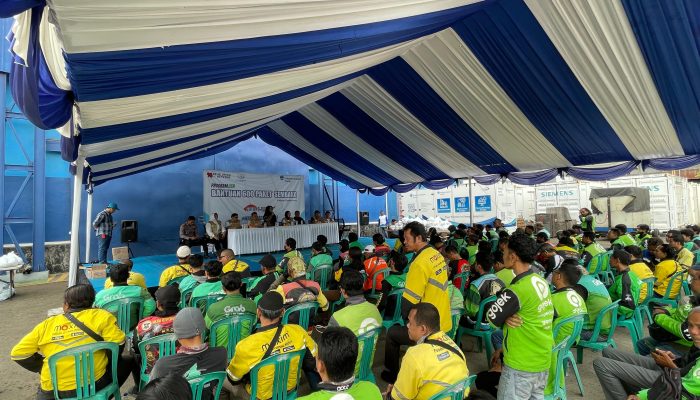 Kolaborasi KCE dan 98 Resolution Network Bagikan Ratusan Sembako ke Ojol dan Opang di Cilegon
