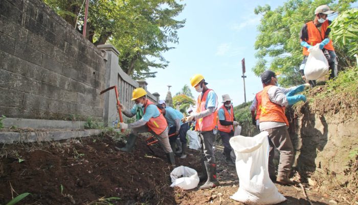 Kerap Banjir Saat Musim Hujan, PUPR Kabupaten Serang Bersihkan Sungai Cikubang Puloampel
