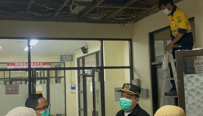 Atap Plafon Ruangan Operasi RSUD Cilegon Ambruk, Ketua Dewan Rizki Langsung Tancap Gas ke Lokasi