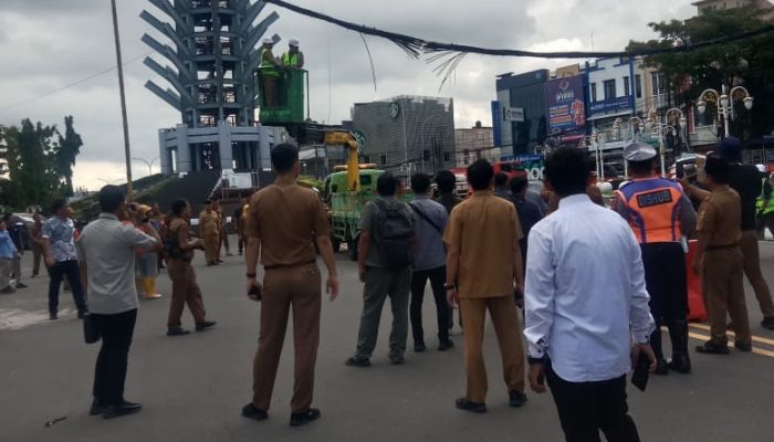 Wali Kota Cilegon Robinsar Potong Kabel Udara di Jalan Protokol