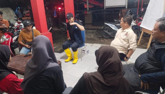 Wakil Wali Kota Cilegon Keliling Lokasi Banjir dan Kunjungi PMI, Ajak Warga Bercanda