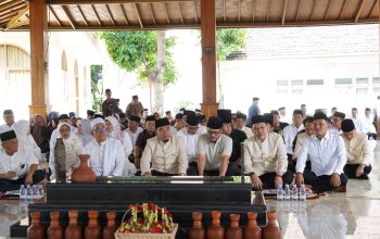 HUT Kota Cilegon, Pemkot Ziarah Ke Makan Bapak Pembangunan, Wali Kota Robinsar Ajak Teladani Perjuangan Tb Aat Syafaat
