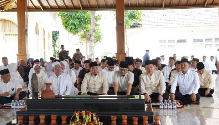 HUT Kota Cilegon, Pemkot Ziarah Ke Makan Bapak Pembangunan, Wali Kota Robinsar Ajak Teladani Perjuangan Tb Aat Syafaat