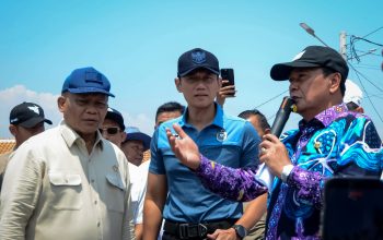 Foto: AHY Tinjau Penataan Kampung Nelayan Tanjung Anom