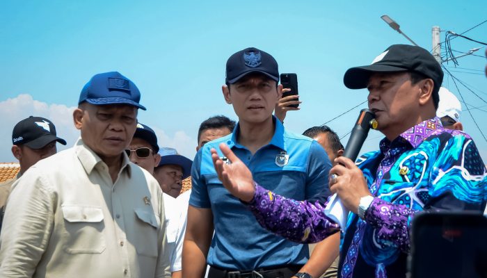 Foto: AHY Tinjau Penataan Kampung Nelayan Tanjung Anom