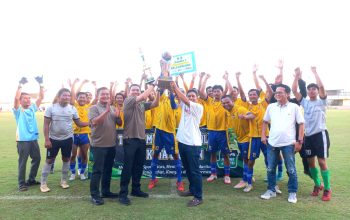 Rangkaian HUT Cilegon, Sekretariat DPRD Gendong Piala Sepakbola Antar OPD