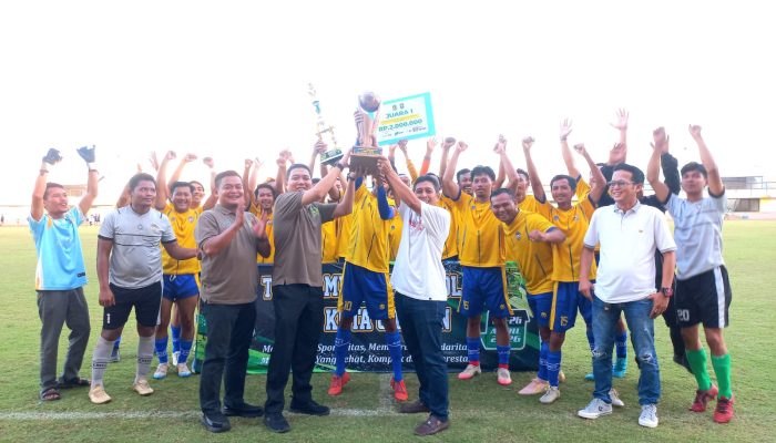 Rangkaian HUT Cilegon, Sekretariat DPRD Gendong Piala Sepakbola Antar OPD