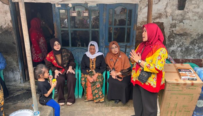 Istri Wali Kota Cilegon Berikan Langsung Bantuan dari Dinsos ke Warga