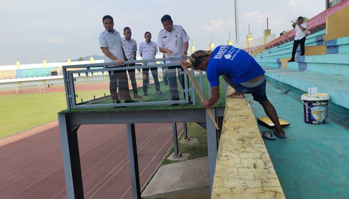 Jelang POPDA XII Banten 2026 Menjadi Tuan Rumah, Wali Kota Cilegon Robinsar Cek Kesiapan Stadion Seruni